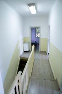 un couloir vide avec des escaliers et une chambre dans l'établissement Piano B&B + Coworking, à Porto Alegre