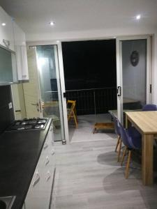 Kuchyň nebo kuchyňský kout v ubytování Apartments with sea views