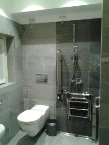 Koupelna v ubytování Albergo Dongo + 37 fotografií