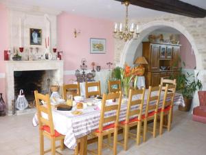 comedor con mesa y sillas en Le Logis de Faugerit, en Frontenay-Rohan-Rohan