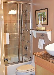 uma casa de banho com um chuveiro, um WC e um lavatório. em The Inlet Sports Lodge em Myrtle Beach