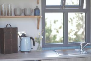 Kuchyň nebo kuchyňský kout v ubytování Dingle Way Glamping Annascaul