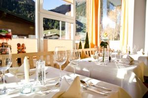A restaurant or other place to eat at Hotel Charly