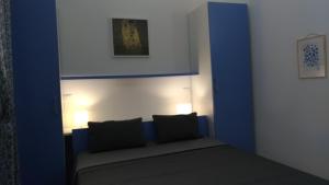 Habitación con cama con cabecero azul en Casa Chiara imbarco Isole Tremiti, en Termoli
