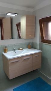 un baño con lavabo y espejo en Casa Chiara imbarco Isole Tremiti, en Termoli