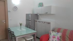 cocina con mesa, mesa y silla en Casa Chiara imbarco Isole Tremiti, en Termoli