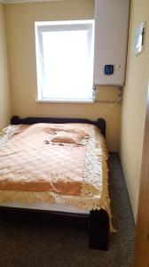 1 dormitorio con 1 cama y ventana en Babite Guest House, en Babīte