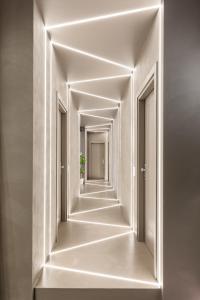 un couloir vide avec des murs blancs et des plafonds blancs dans l'établissement A World Aparts - Barberini Boutique Hotel, à Rome