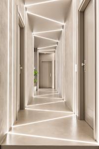 um corredor vazio com paredes e tectos brancos em A World Aparts - Barberini Boutique Hotel em Roma