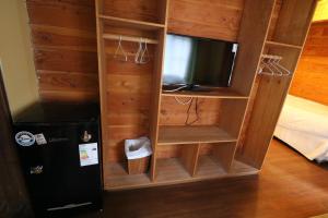 Uma TV ou centro de entretenimento em Santa Maria Pucon