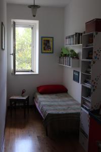 Habitación con cama en la esquina de una habitación con ventana en Il Giardino del Sole, en Roccarainola