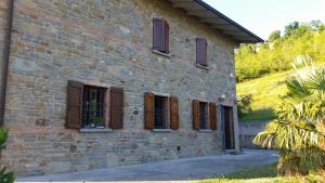 um edifício de tijolos com janelas de madeira em La Casetta di Badolo em Sasso Marconi