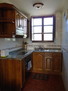 A kitchen or kitchenette at Apartamentos Rurales El Gobernador