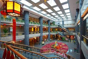 een uitzicht over een winkelcentrum met een lobby bij Guangzhou New Century Hotel in Huadu