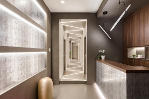 um corredor com uma porta que dá acesso a uma cozinha em A World Aparts - Barberini Boutique Hotel em Roma
