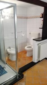 La salle de bains est pourvue de toilettes et d'un bidet. dans l'établissement Casa Alba, à Monterosso al Mare