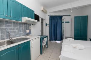 A kitchen or kitchenette at Kallithea Studios Még 37 kép