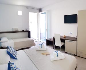 - une chambre d'hôtel avec un lit et un bureau dans l'établissement Sole del Sud, à Torre San Giovanni