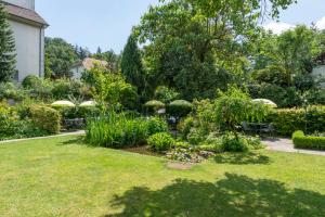 A garden outside Gasthof Kreuz Mühledorf