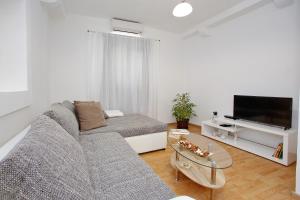 A television and/or entertainment centre at Bella Apartment