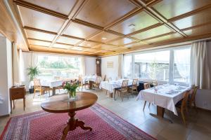 - un restaurant avec des tables et des chaises dans une salle dans l'établissement Gasthof Kreuz Mühledorf, à Mühledorf