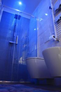 ein Badezimmer mit Dusche, Badewanne und Waschbecken in der Unterkunft Terracielo Home casa vacanza privata in Polignano a Mare