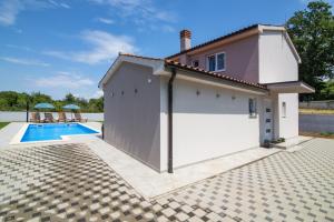 Bazén v ubytování Villa Blaise nebo v jeho okolí