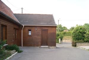 Casa de madera con puerta y entrada en Gite de Rose Blanche en Belle-et-Houllefort