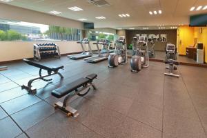 un gimnasio con varias cintas de correr y máquinas cardiovasculares en Wyndham Garden Guadalajara Acueducto en Guadalajara