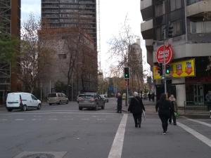 un grupo de personas caminando por una calle de la ciudad en Kingui, en Santiago