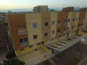 un immeuble d'appartements avec balcon sur le côté. dans l'établissement Apartamento Guaratuba, à Guaratuba