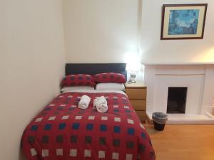 מיטה או מיטות בחדר ב-Bentinck Street Ground Floor Apartment