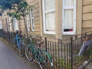 רכיבה על אופניים ב-Bentinck Street Ground Floor Apartment או בסביבה