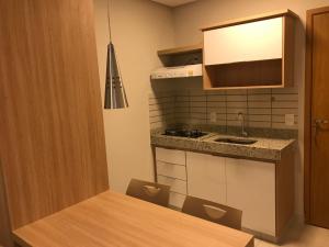 a small kitchen with a sink and a counter at Apartamento tipo Flat para temporada em Caldas Novas com cozinha in Caldas Novas