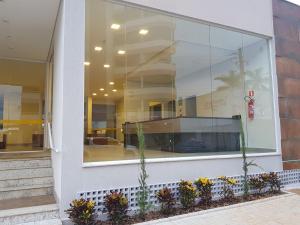 a window of a building with flowers in front of it at Apartamento tipo Flat para temporada em Caldas Novas com cozinha in Caldas Novas
