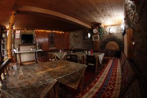 Arifbey Konak Hotel في سافرانبولو: مطعم فيه طاولات وكراسي في الغرفة