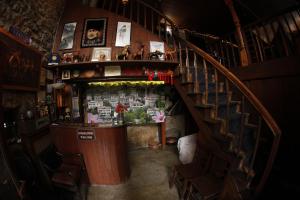 een trap naar een bar in een kamer bij Arifbey Konak Hotel in Safranbolu