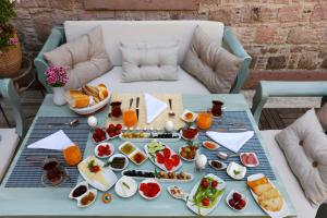 una mesa con comida para el desayuno y bebidas en ella en YundAntik Cunda Konaklari, en Ayvalık