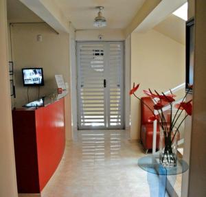 a living room with a glass table and a door at Hotel Victoria in Chinchiná