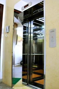un ascensore in vetro in un edificio con specchio di Forever Hotel a Da Nang