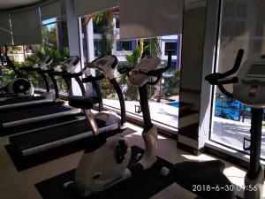 Posilňovňa alebo fitness centrum v ubytovaní Dusit Grand Park Condo