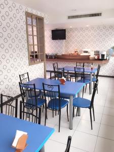 高雄的住宿－金銀島汽車旅館-仁武店，一间配备有蓝色桌椅的用餐室