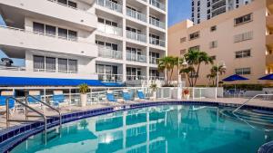 Bazén v ubytování Best Western Plus Atlantic Beach Resort nebo v jeho okolí