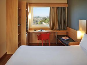 Cama ou camas em um quarto em ibis Sorocaba
