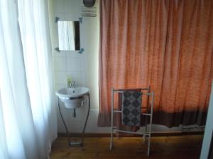 La salle de bains est pourvue d'un lavabo à côté d'une fenêtre. dans l'établissement Marloth Havens, à Malelane
