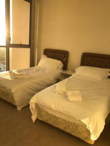 Postel nebo postele na pokoji v ubytování 2 bedroom high rise apartment