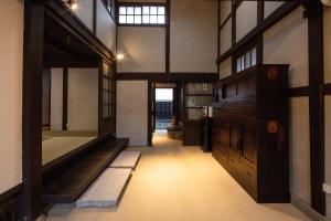 Habitación con un pasillo con armarios de madera. en 紀州湯浅古民家町屋宿泊 千山庵 SenzanAn かじやまち301, en Yuasa