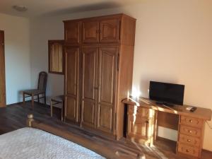 A television and/or entertainment centre at Apartment and Rooms Hacienda Stelio