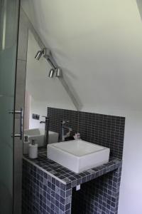 Ein Badezimmer in der Unterkunft Le Poule House