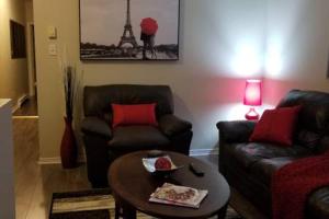Sala de estar con 2 sofás y mesa de centro en Sweet 2-Bedroom Penthouse Apartment by Amazing Property Rentals, en Gatineau